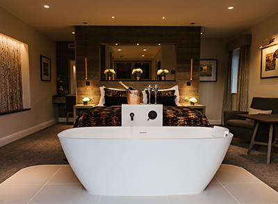 Winander Lime Room with feature bath