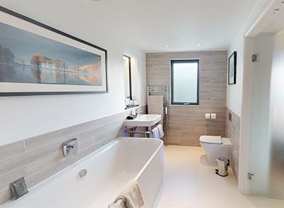 Oak suite bathroom