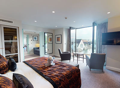 Oak suite bedroom