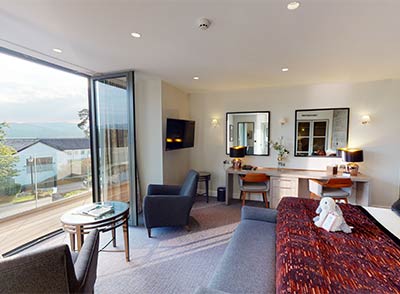 Oak suite bedroom