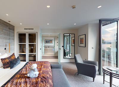 Oak suite bedroom