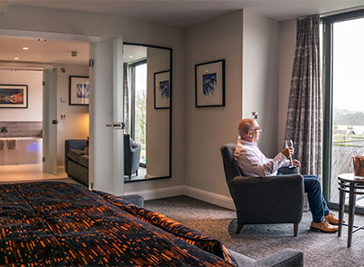 Oak suite bedroom